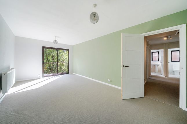 10, Hillcrest, Farnham photo 4