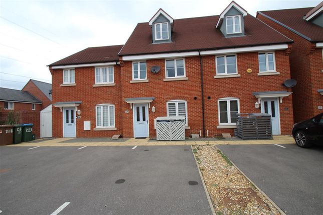 Town house to rent in Merton Close, Aylesbury
