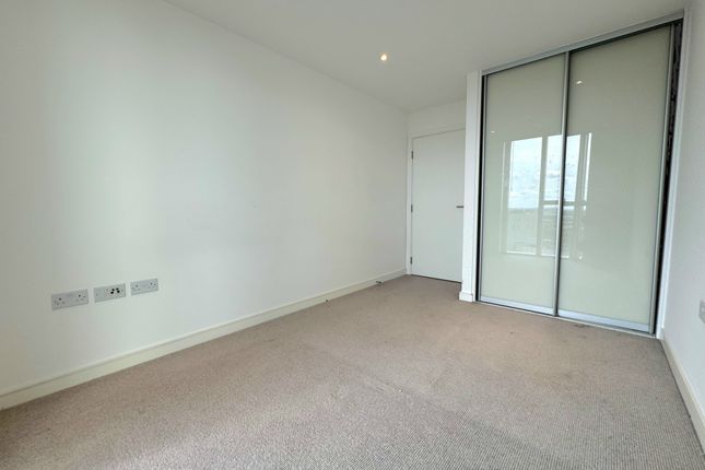 Flat 228, Pinnacle Apartments, Croydon photo 4
