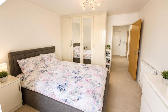 32, Featherstone Road, Southall photo 3