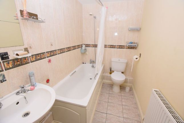 Flat for sale in The Lamports, Alton