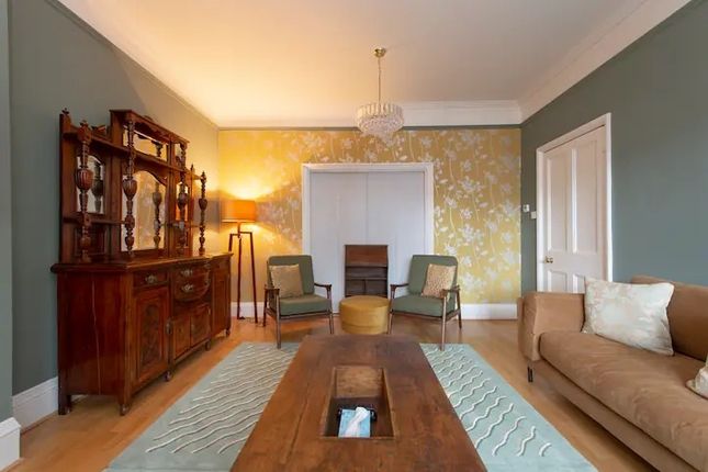 Flat for sale in Kensington Court, London