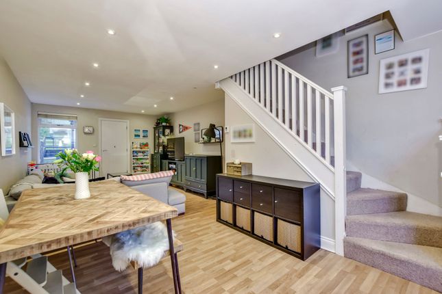 37 Rucklers Lane, Kings Langley photo 3