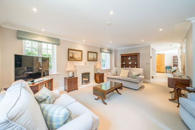 1, Coach House Mews, Walton-On-Thames photo 4