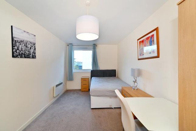 Flat to rent in Branch Road, London