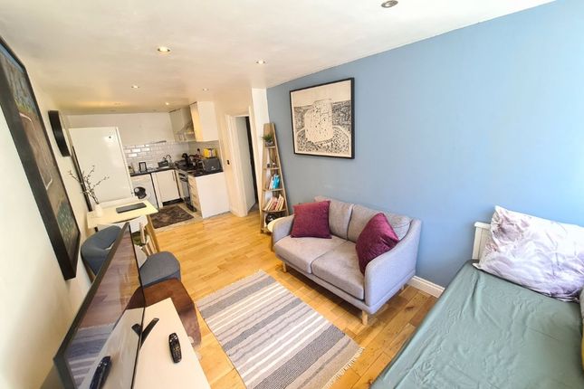 Thumbnail Flat to rent in Flat, Russell Court, - Hammersmith Grove, London