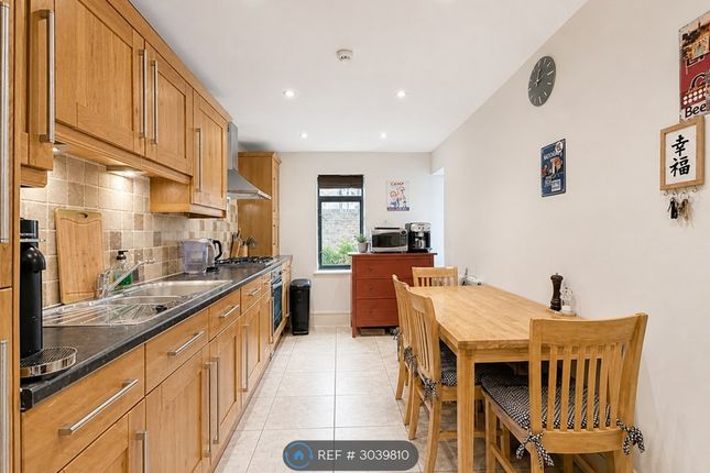 Flat, B East Gardens, London photo 3