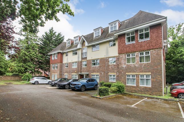 Thumbnail Flat for sale in Horsham Road, Crawley, West Sussex.