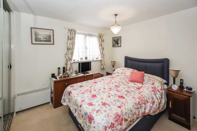 Flat to rent in Crown Rose Court, Tring