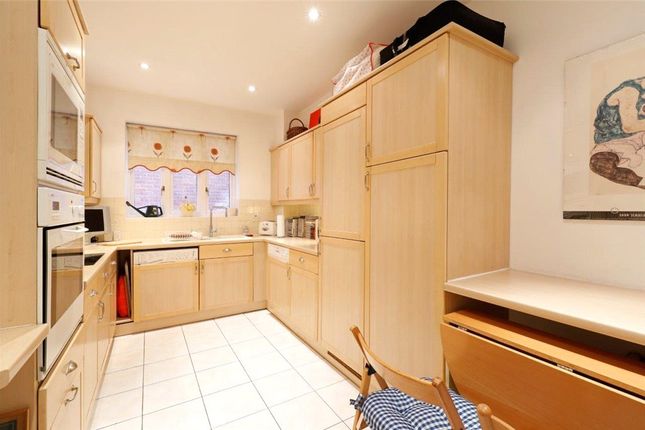 18 Holly Lodge, 90, Wimbledon Hill Road, London photo 4