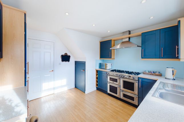 92 Redhouse Way, Swindon, Wiltshire photo 4