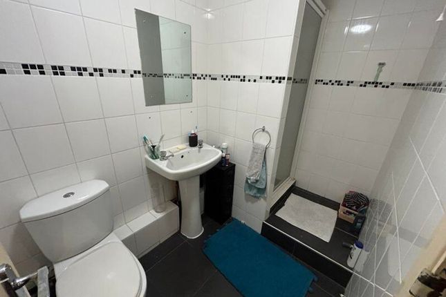 A Well-Maintained Bathroom Featuring Modern Fixtur...