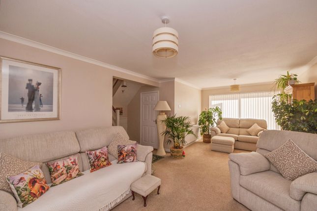 2, Fairbourne Close, Hampshire photo 4