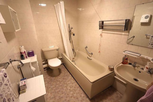 30 Meadowcroft, High Street, Bushey photo 5