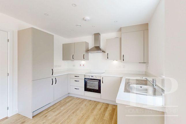 4 Meadowsweet House, Crawley photo 2