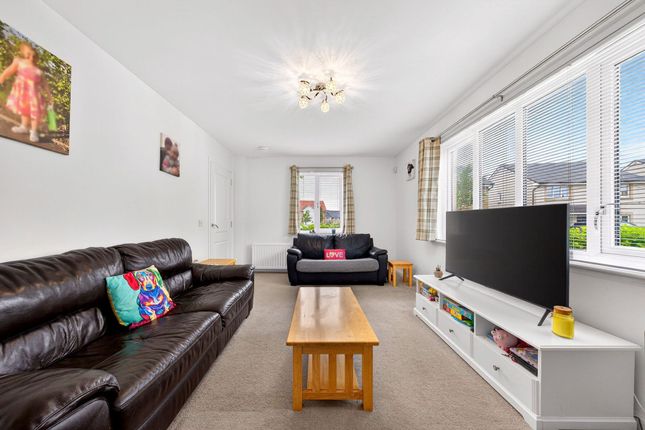 4 Renwick Court, Livingston photo 3