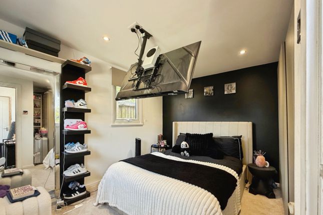 6, Amber Gardens, Wigan photo 4