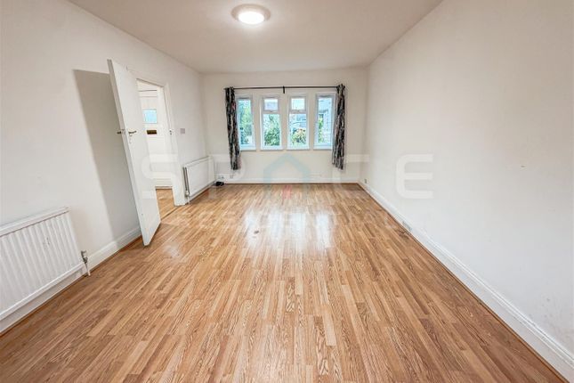 Elmgate Gardens, Edgware photo 3