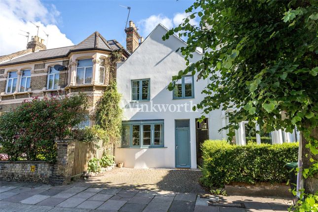 Terraced house to rent in Alexandra Park Road, London