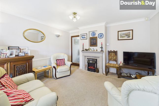 7 Oak Gardens, Stafford photo 2