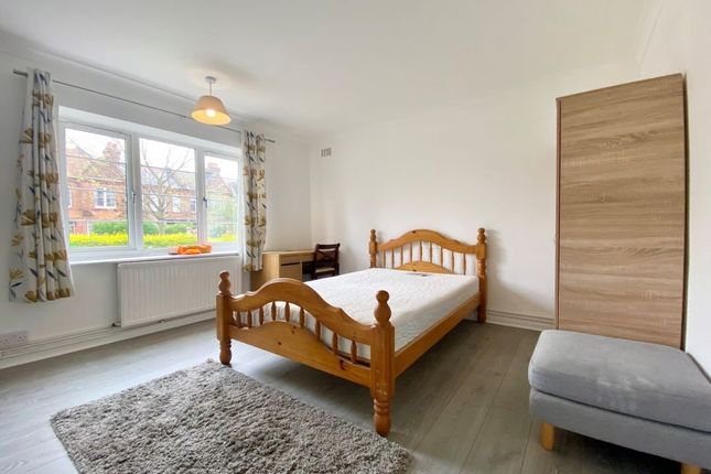 Flat to rent in Gladstone Avenue, London