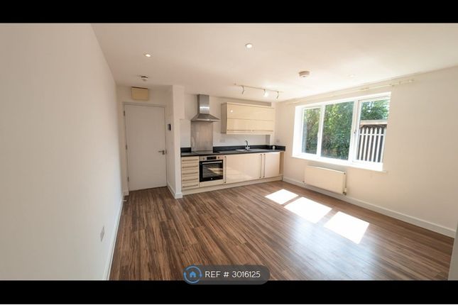 Flat, Mousehole Lane, Southampton photo 2