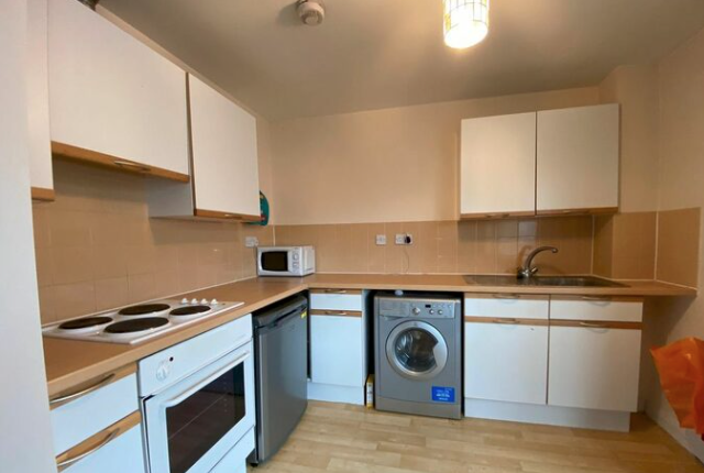 Flat for sale in Skyview Apartments, 35 Park Street, Croydon, Surrey