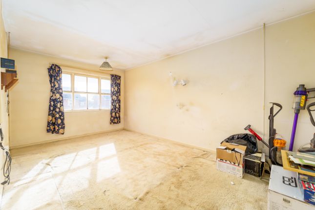 Maisonette for sale in Dunbar Drive, Woodley, Reading