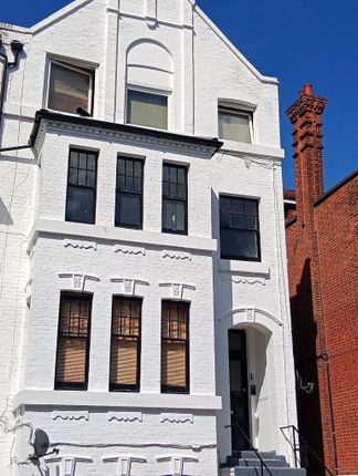 A Bright flat, Clairmont Gardens, London photo 4