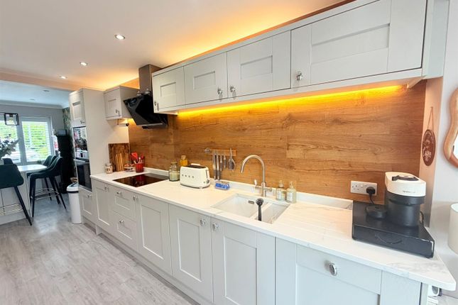 9, Puffingate Close, Stalybridge photo 2