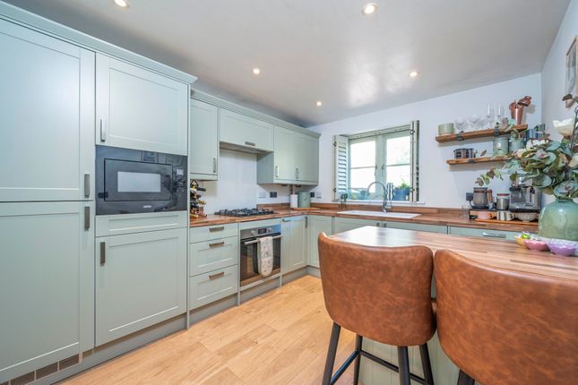 4 Merlin Close, Cheltenham photo 2