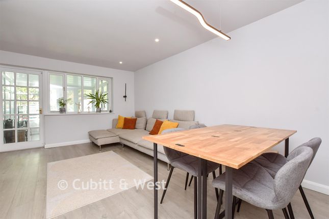 83, Teazlewood Park, Leatherhead photo 4