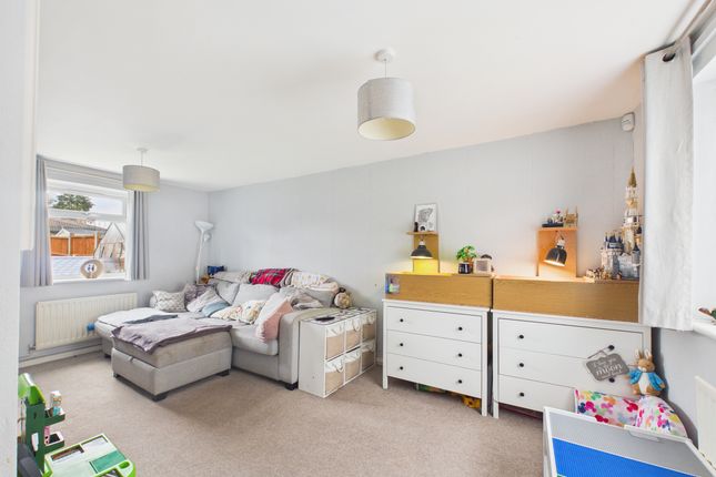 32 Woodcock Avenue, High Wycombe photo 3