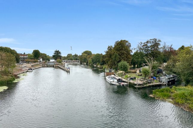 Ferry Lane, Staines-upon-Thames photo 3