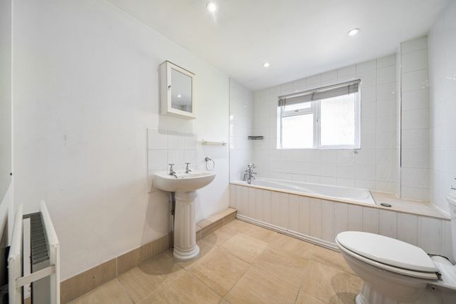 1 Watlington Grove, London photo 4