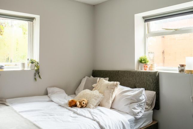 Bright And Welcoming Double Bedroom With Ample Nat...