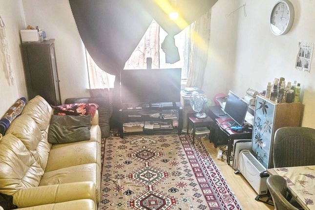 Flat 12 Stoneworth Court, Birchanger Road, London photo 5