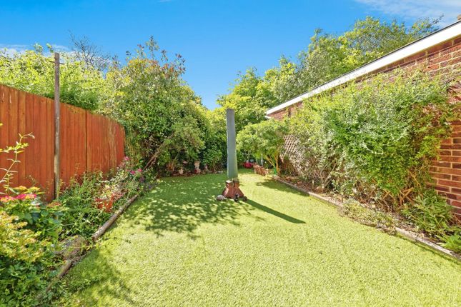 20, Maple Close, Canterbury photo 2