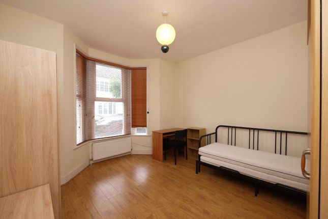 Thumbnail Room to rent in Warwick Road, London, Greater London