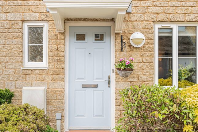 32, Knapps Crescent, Cheltenham photo 2