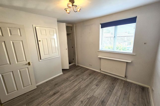 22, Strouds Close, Romford photo 3