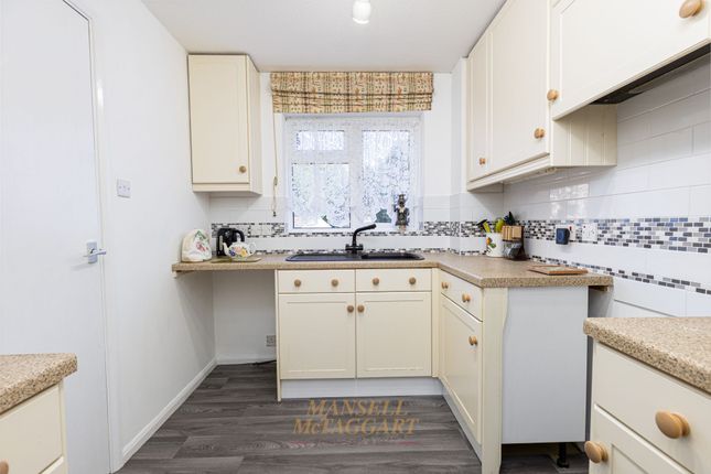 14 Chevening Close, Crawley photo 4