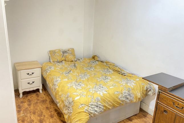 Thumbnail Room to rent in Cambridge Street, London