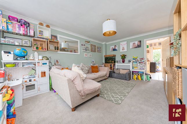 2, Alford Close, Sandhurst photo 2