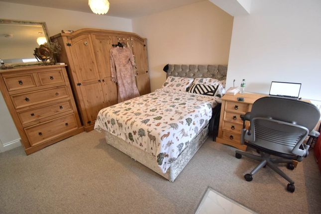 Room 3, Falcon Avenue, Reading photo 4