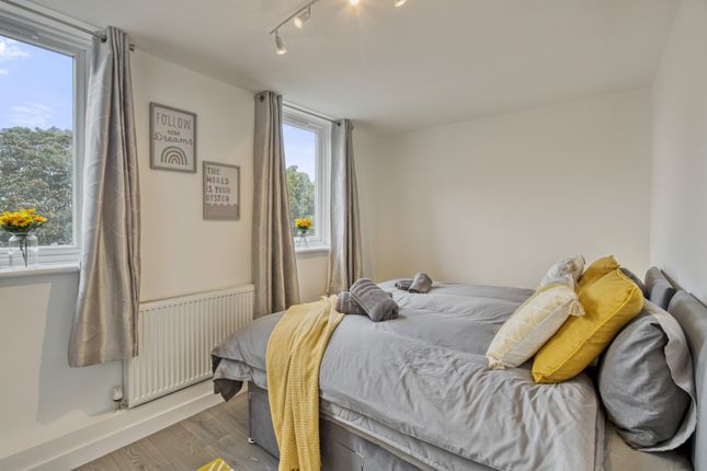 Flat to rent in Gowrie Road, London