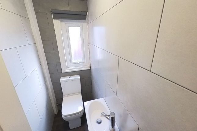 A Clean And Modern Bathroom Featuring A Large Bath...