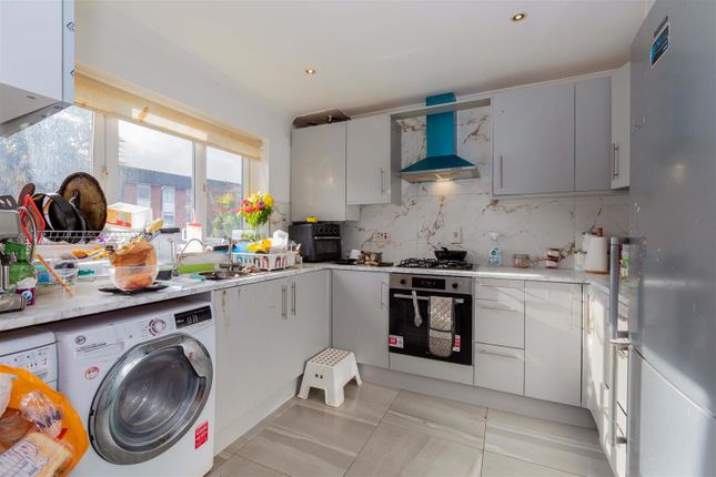 10, Sandringham Court, Slough photo 4
