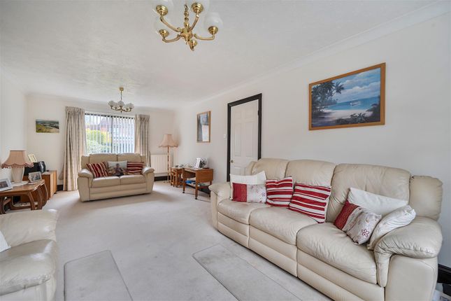 24, Woodward Close, Winnersh photo 2