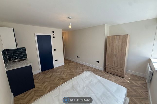 Flat, Baker St, Weybridge photo 2